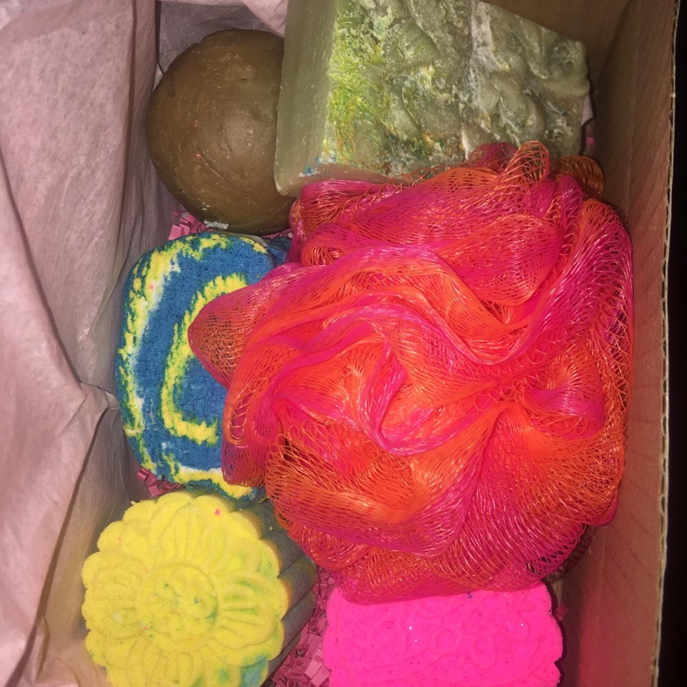 Bare Skin Box by Divatude Bath Bombs, Soap Bundle - Picture 2 of 6